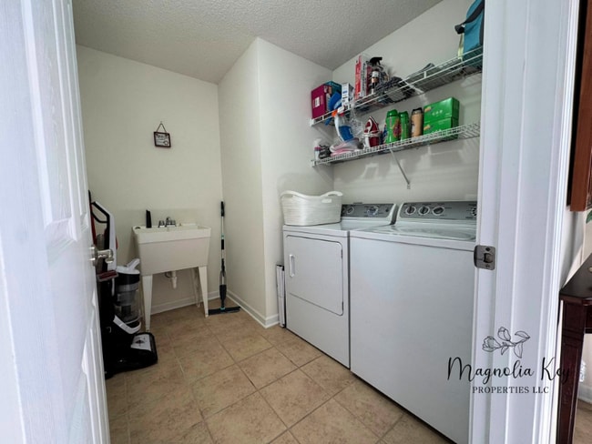 Building Photo - 765 Riverward Dr