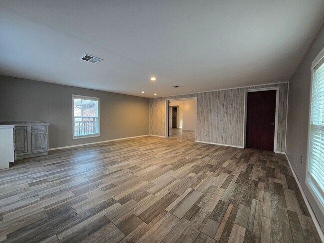 Building Photo - 4 bedroom 2 bath home in Seminole!