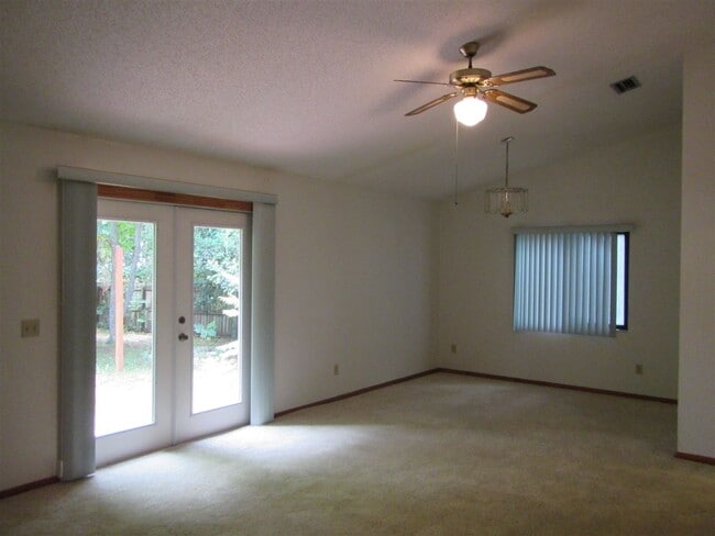 Foto del edificio - 541 Fox Hollow Ln