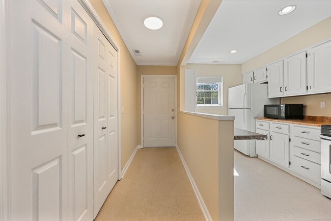 Building Photo - 20 Janet Cir