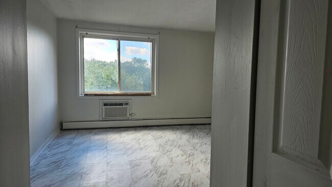 Building Photo - 5011 Valley Ln