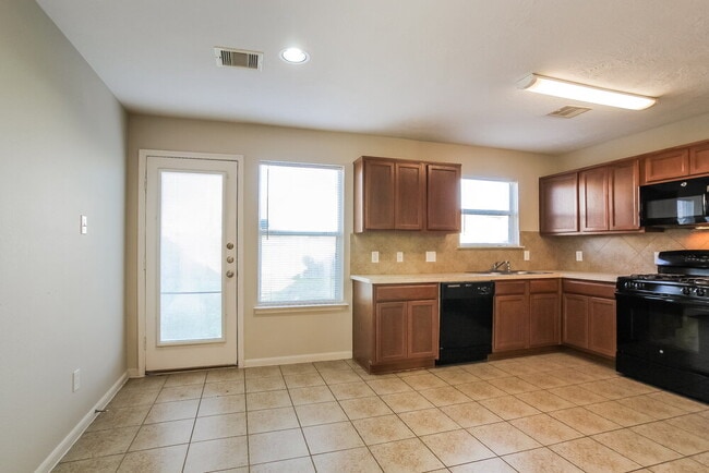 Foto del edificio - 8107 Sanders Glen Ln