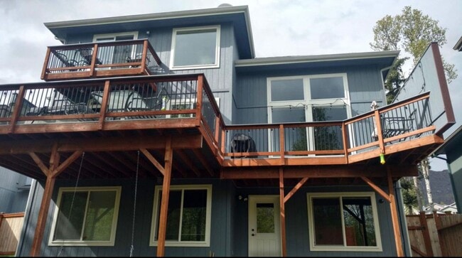 Building Photo - Don't miss out on the incredible views fro...