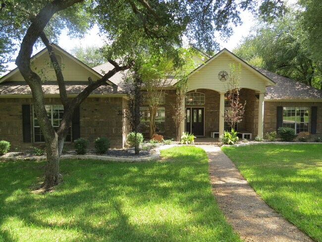 Foto del edificio - "Charming 4-Bed Oasis in Belton with Granite Touches & Cozy Fireplace!"
