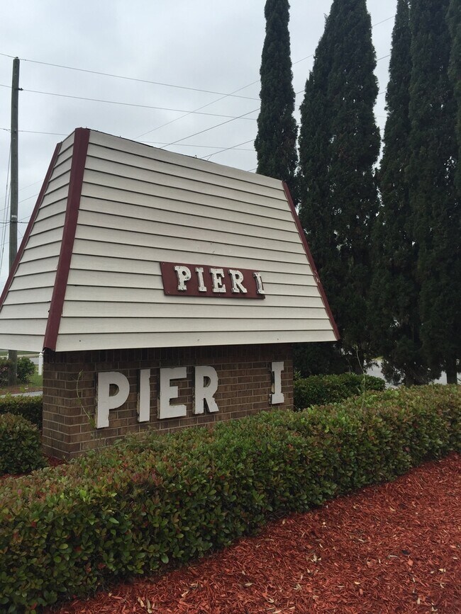 Building Photo - Cute 2 Bedroom Unit at Pier One with washer/dryer