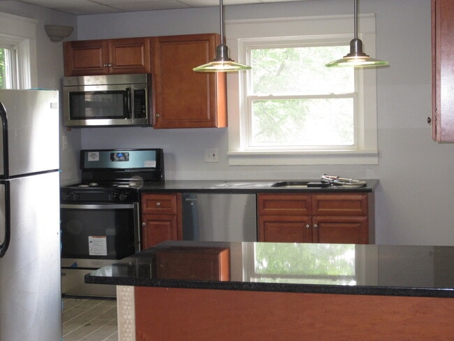 Building Photo - Updated 2 Bedroom 1.5 Bath in Pleasant Ridge