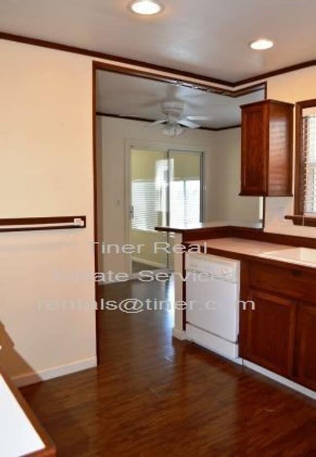 Building Photo - Charming 2 Bedroom Downtown Lincoln Home