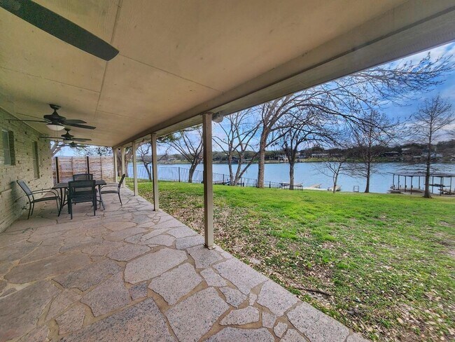 Foto del edificio - 1800 Bluebonnet Ln