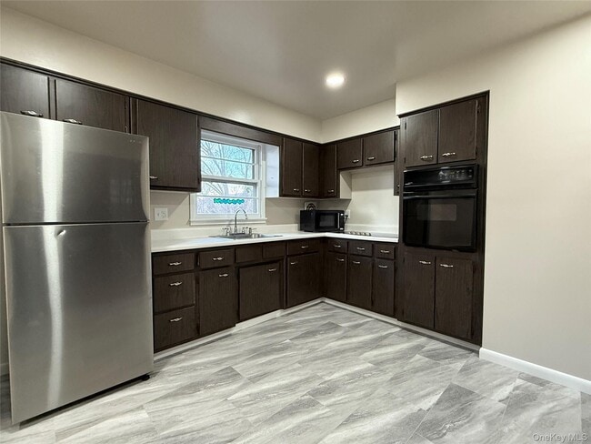 Building Photo - 16 Highview Dr