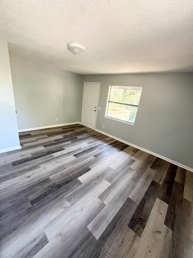 Foto principal - Spacious Remodeled 1BR/1BA Dade City Top Floor Apartment! NO APPLICATION FEE!