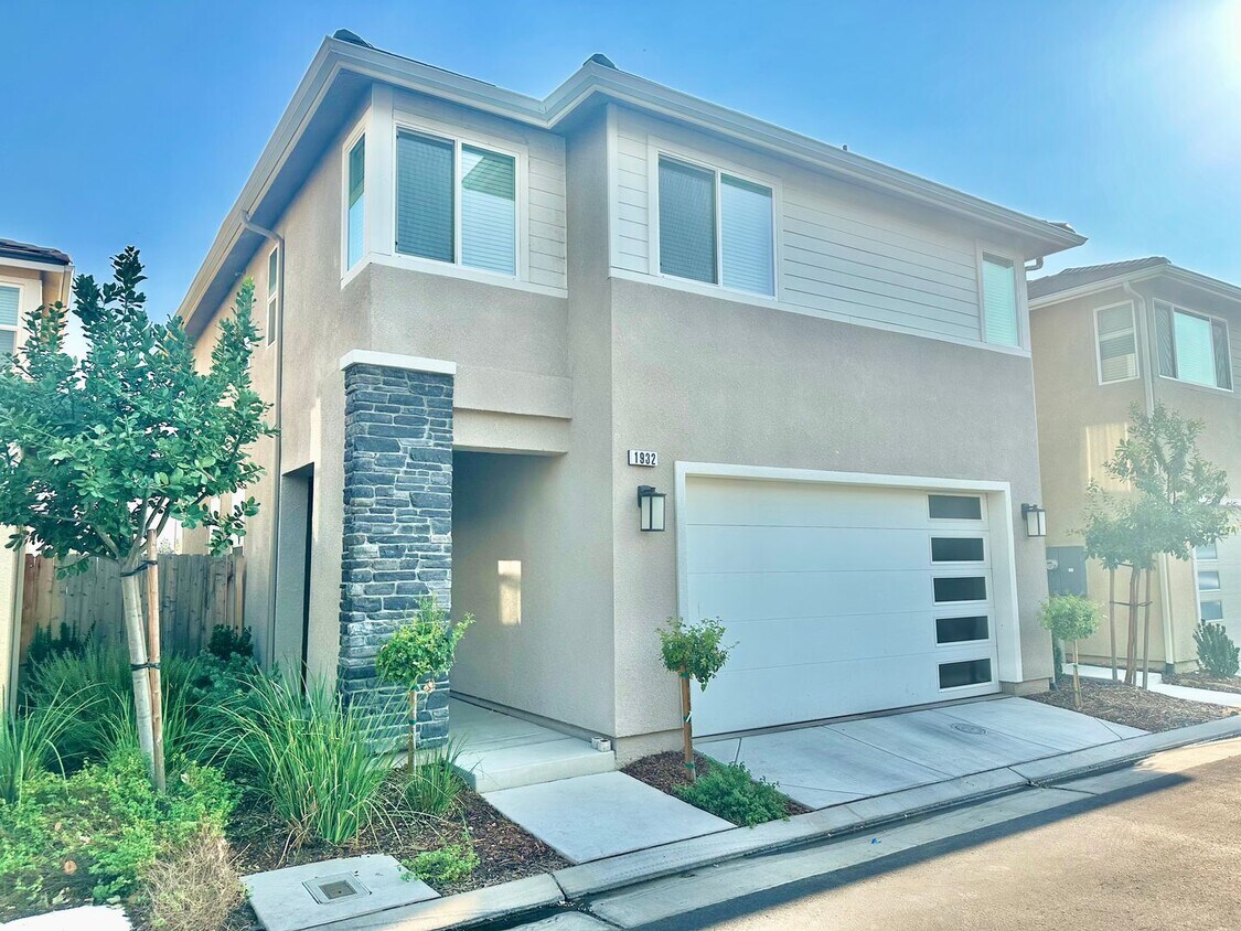 Foto principal - Newly Buily North Clovis 3/2.5 in Gated Co...