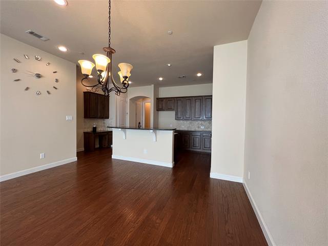 Building Photo - 604 Arbol
