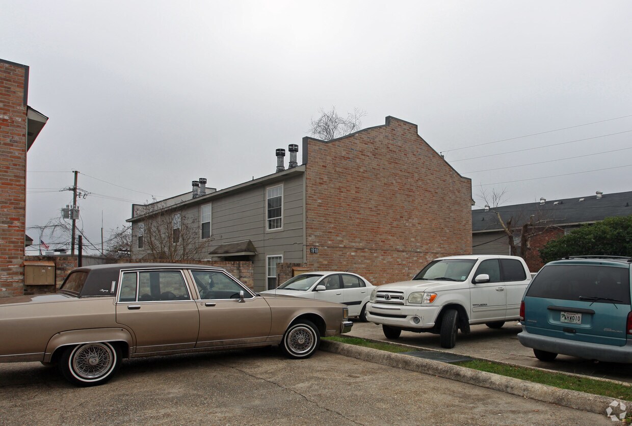 Building Photo - 1910 Southpointe Dr