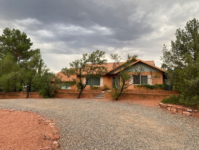 Building Photo - Spacious West Sedona home on a private 1.1...