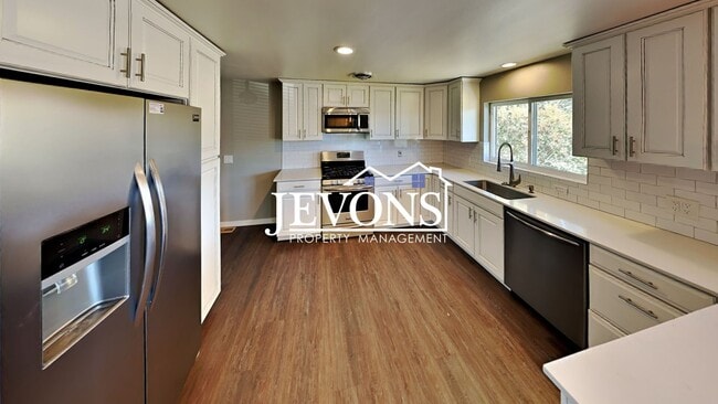 Foto del edificio - Near Randall Park - Charming home with two kitchens and washer/dryer included!