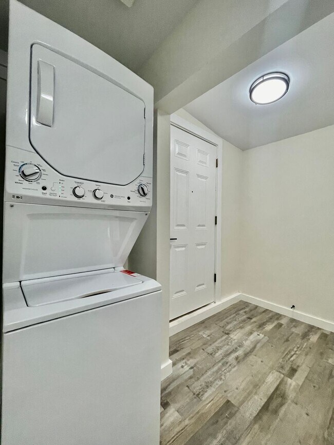 Building Photo - 407 Sarah St