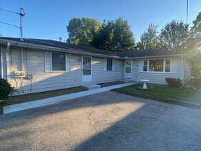 Building Photo - 2218 Midland Dr