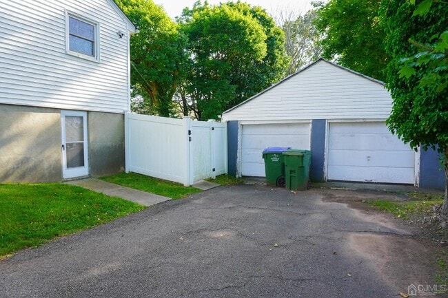 Building Photo - 140 Harding Ave