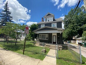 Building Photo - 2205 Waldeck Ave