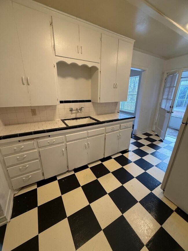 Foto del edificio - 2 Bed 1 Bath Duplex For Lease NOW!