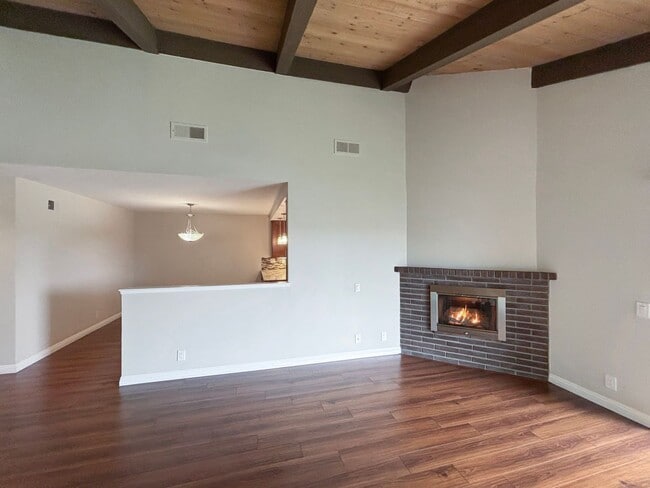 Building Photo - Beautiful 3B/2BA Home W/ 2 Car Garage, Was...