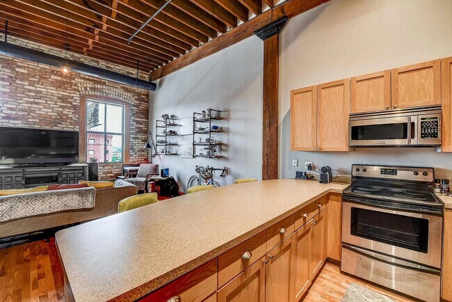 Primer Level - Sala de estar principal/cocina - 289 5th St E