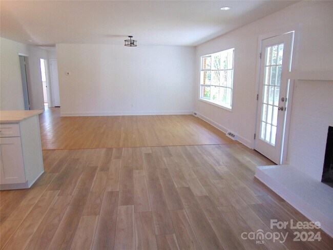 Building Photo - 7500 Thorncliff Dr