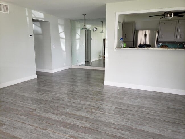 Building Photo - 422 Sandpiper Dr
