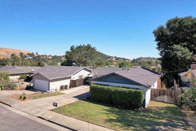 Building Photo - 595 Tanbark Terrace
