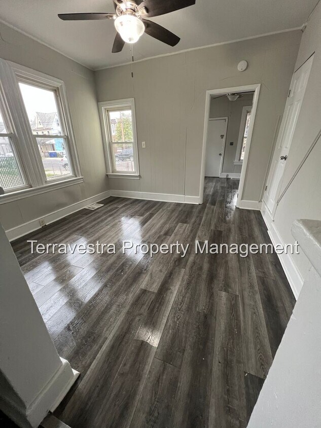 Foto principal - 327 East Broad