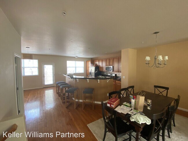 Building Photo - 4 br, 3.5 bath House - 847 Victoria Ridge ...