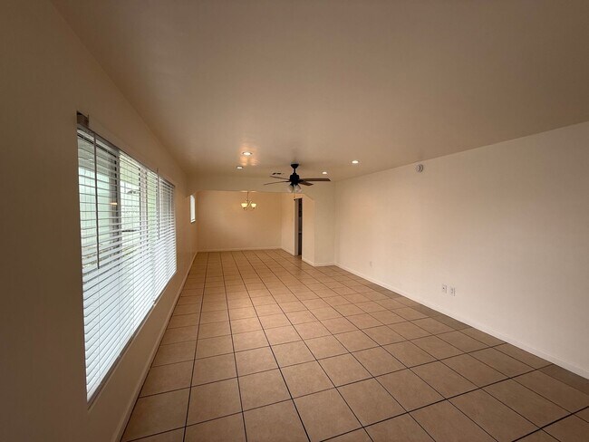 Foto del edificio - 4 Bedroom Home with Large Backyard | Modern Landscaping | Utilities Included