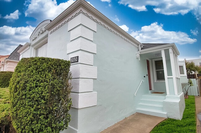 Exterior (main entrance) - 3050 25th Ave