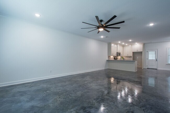 Foto del edificio - Available January