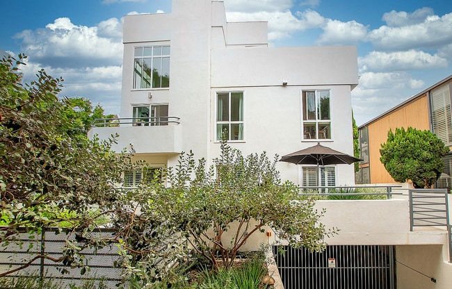 Building Photo - 1139 Yale St