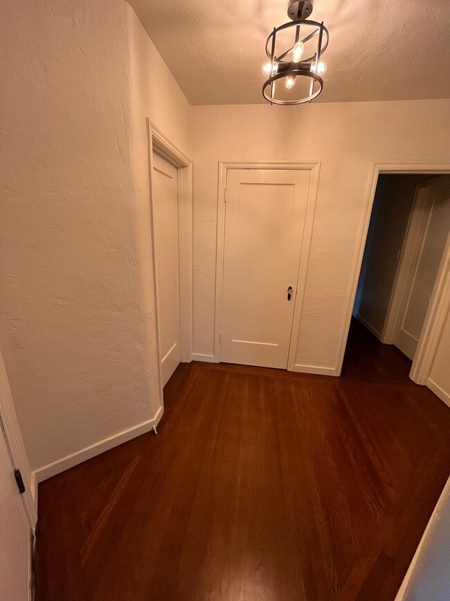 Foto del edificio - Charming 3 Bedroom 1.5 Bath Rural Tudor Revival Home