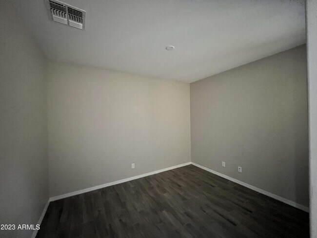 Building Photo - 40830 W Haley Dr