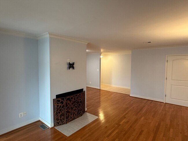 Foto del edificio - Prime Location- Two Bedroom Condo