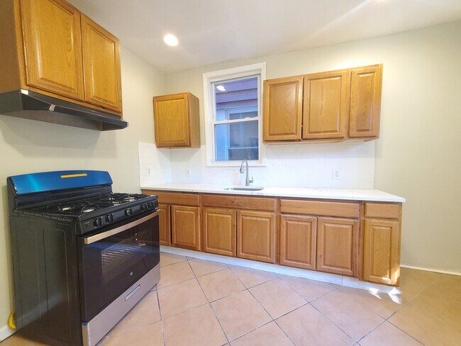 Building Photo - 472 S 14th St