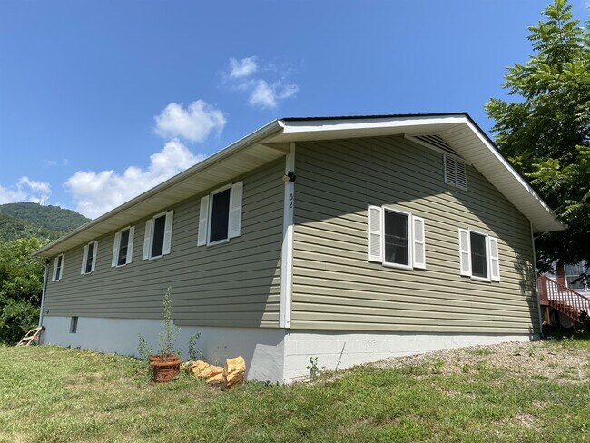 Foto del edificio - 52 Windy Hill Rd
