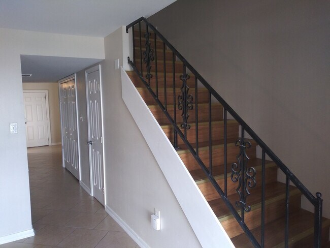 Building Photo - 3 Bedroom Town-home