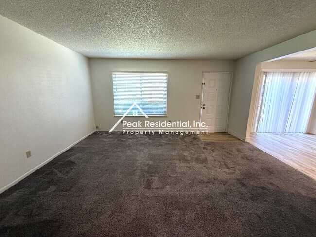 Foto del edificio - Spacious Carmichael 3bd/1.5ba Condo near M...