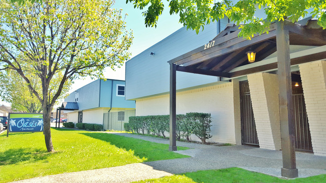 Building Photo - The Oasis Apartments