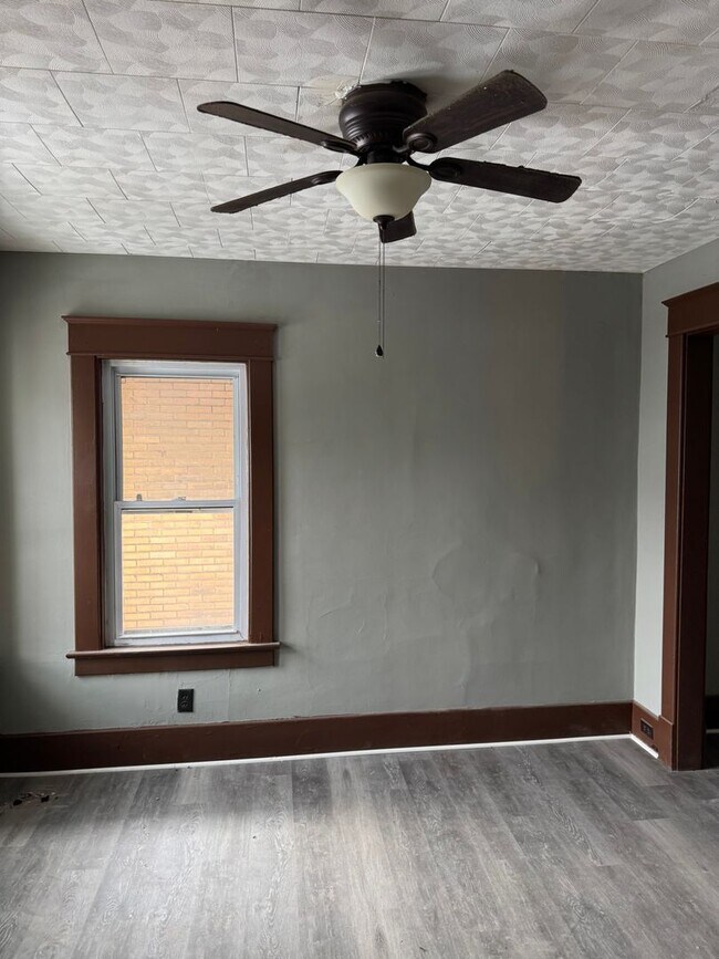 Foto del edificio - 2 bedroom 1 bath second floor unit