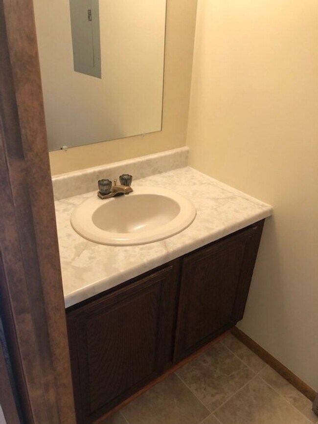 Building Photo - 2 Bedroom Condo