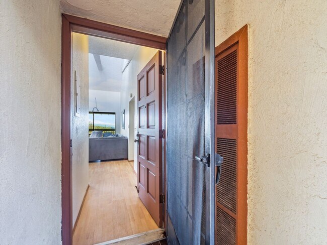 Building Photo - 2 Bedroom 2 Bathroom Royal Kailuan Condo