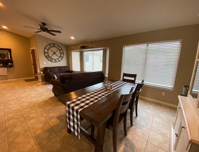 Foto del edificio - 51495 White Oak Dr