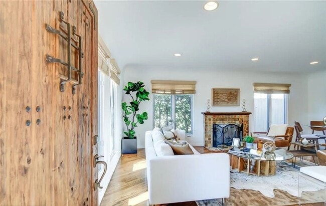 Foto del edificio - (Ellie:B) 900-902 Havenhurst Drive &amp; 8117 Willoughby Avenue