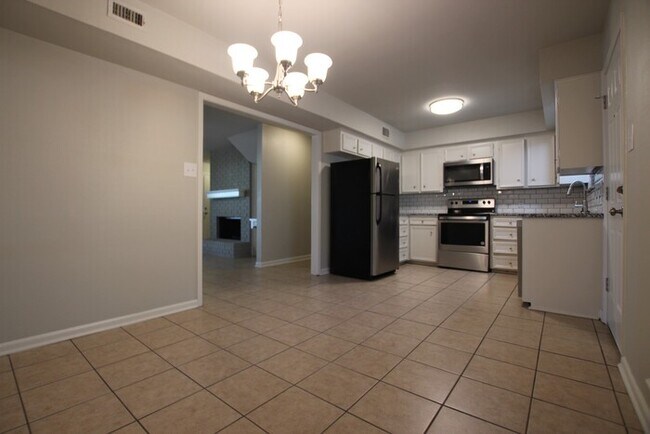 Building Photo - 3 bedroom 2 bathroom Townhome with Updates!