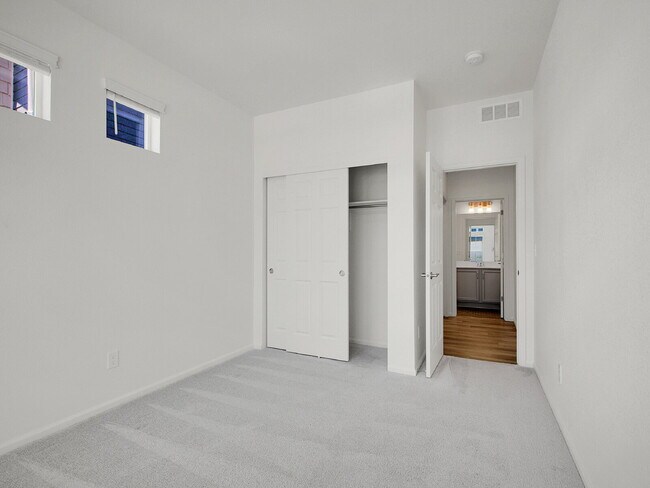 Foto del edificio - $3,295, 3 bed, 3 bath, located in Erie